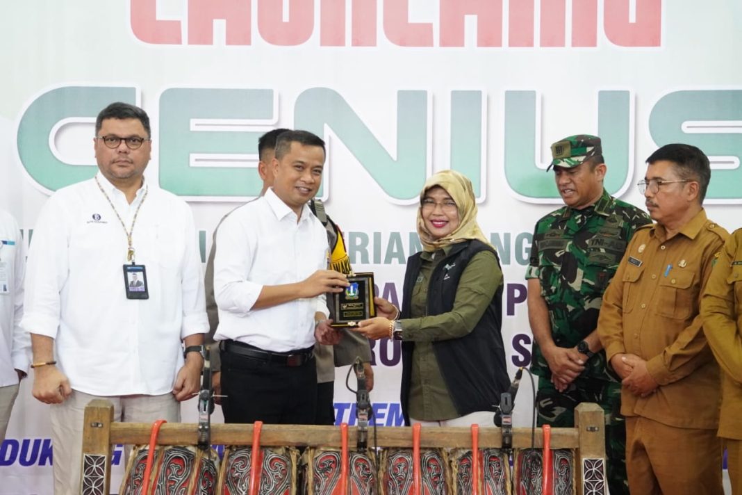 Pj Wali Kota Tebingtinggi Dr Moettaqien Hasrimi berikan cendramata kepada Direktur Pengendali Kerawanan Pangan Bapanas Dr Sri Nuryanti usai melaunching Genius, Senin (26/8/2024). (Dok/Kominfo Tebingtinggi)