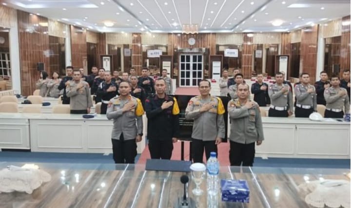 Karo Ops Polda Sumut Kombes Pol Victor Togi Tambunan SH SIK foto bersama pada pelatihan pengamanan dan pengawalan objek VIP dalam rangka operasi kepolisian kewilayahan bersandi Mantap Praja Toba (OMP) 2024 di Aula Catur Prasetya Mapolda Sumut, Selasa (27/8/2024). (Dok/Polda Sumut)