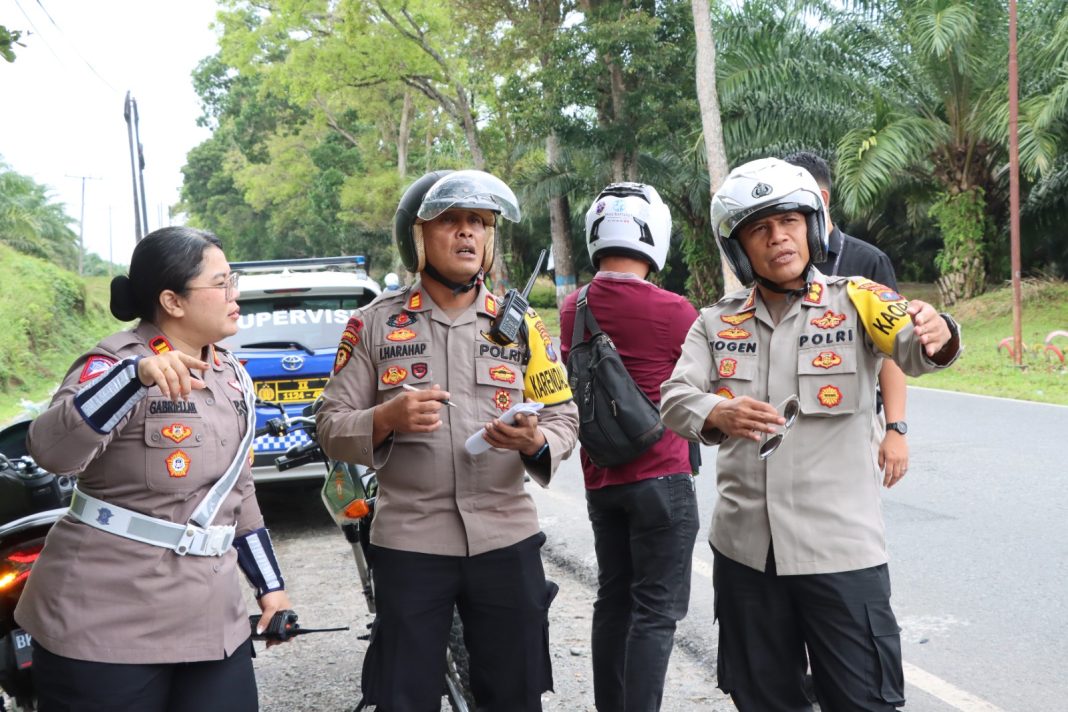 Kapolres Pematangsiantar AKBP Yogen Heroes Baruno saat memimpin gladi pengamanan jalur balap sepeda PON XXI Aceh-Sumut di Kota Pematangsiantar, Selasa (27/8/2024). (Dok/Polres Pematangsiantar)