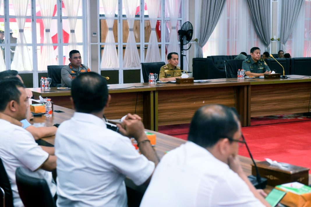 Pj Gubernur Sumut Agus Fatoni memimpin rapat persiapan PON XXI Aceh-Sumut 2024 di Aula Tengku Rizal Nurdin, Rumah Dinas Gubernur Sumut, Jalan Jenderal Sudirman Medan, Senin (26/8/2024). (Dok/Kominfo Sumut)