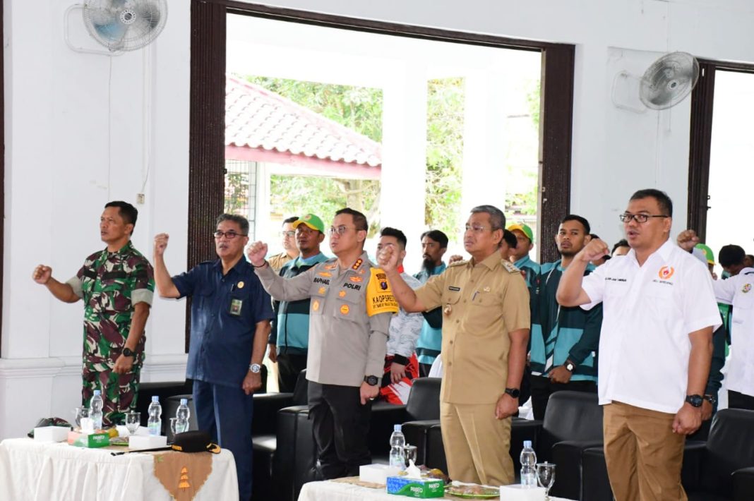 Pj Bupati Deliserdang Wiriya Alrahman didampingi Ketua KONI Deliserdang dr H Asri Ludin Tambunan lakukan salam mars pada pelepasan atlet PON XXI Aceh-Sumut di Lubukpakam, Selasa (27/8/2024). (Dok/Kominfo Deliserdang)