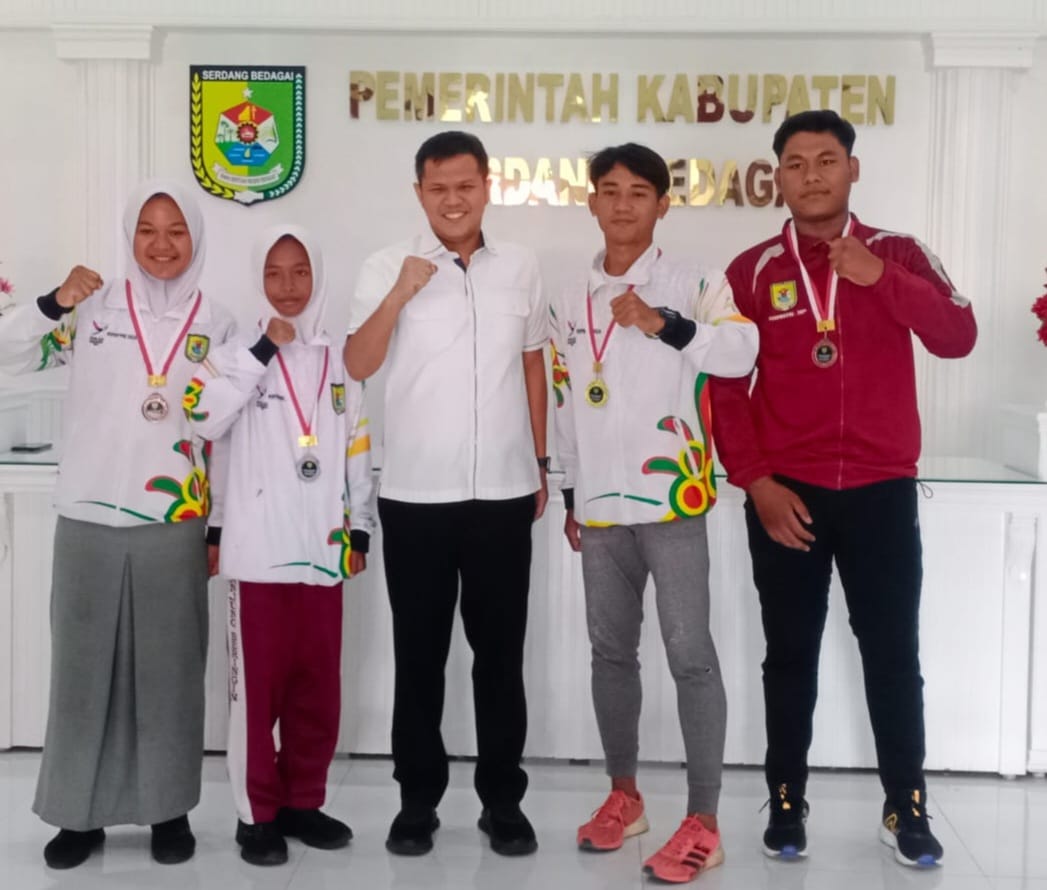 Wakil Bupati Sergai Adlin Tambunan diabadikan bersama atlet PASI berprestasi, Selasa (27/8/2024). (Dok/KONI Sergai)