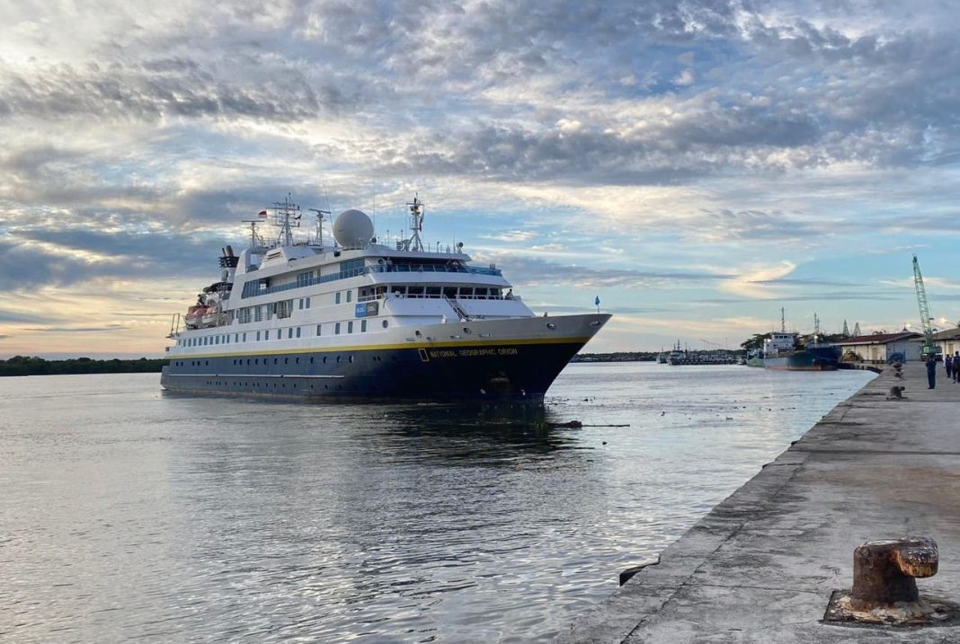 Kapal Pesiar National Geographic Orion melakukan olah gerak beberapa saat sebelum sandar di Pelabuhan Belawan beberapa hari lalu. (Dok/Pelindo Regional 1 Belawan)