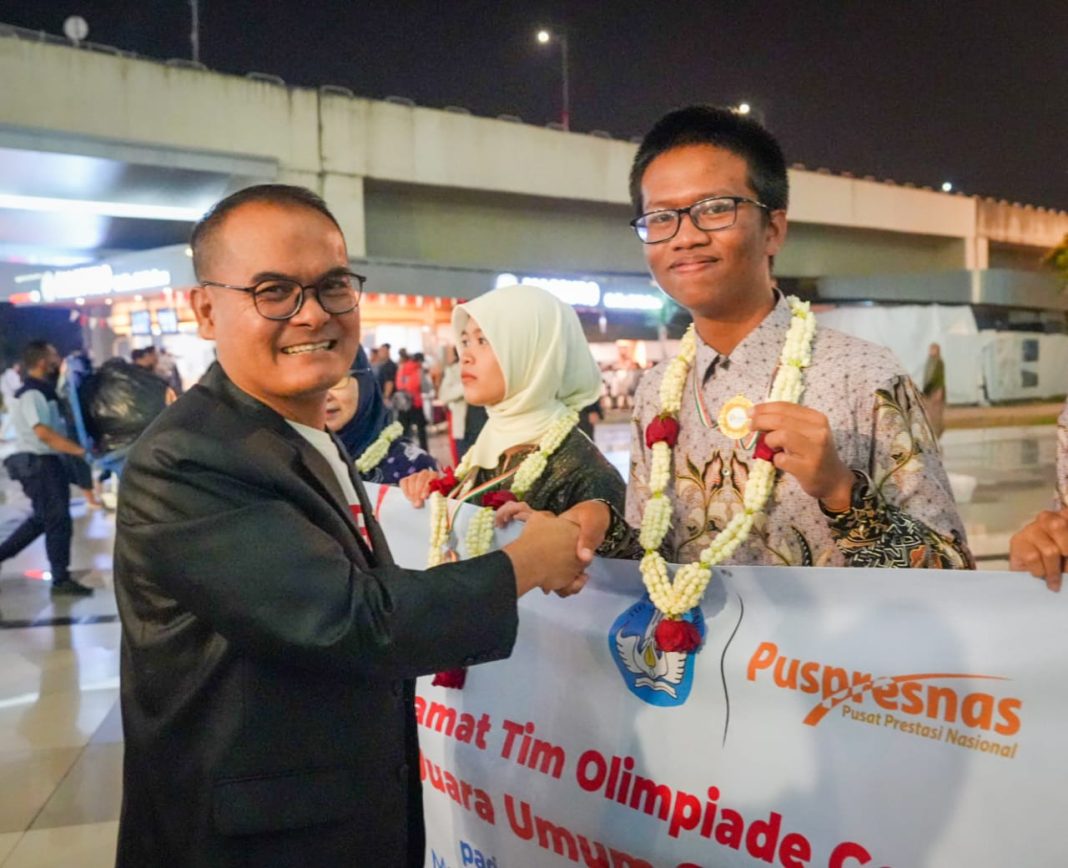 Kemendikbudristek RI mengumumkan dengan bangga bahwa Indonesia berhasil meraih gelar juara umum pada International Geography Olympiad (iGeo) 2024. Ajang kompetisi ini berlangsung dari 19 hingga 24 Agustus 2024 di Maynooth dan Dublin, Irlandia. (Dok/Kemendikbudristek RI)