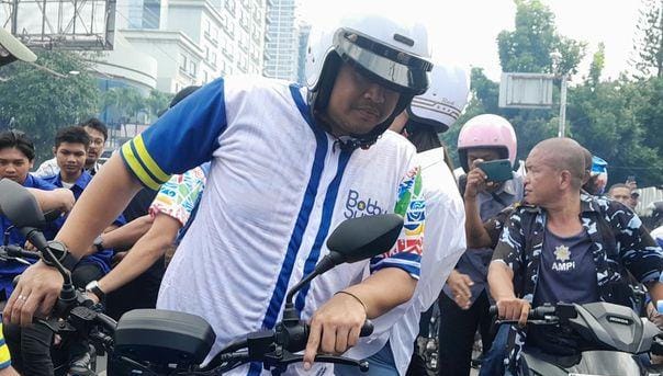 Bobby-Surya konvoi naik sepeda motor listrik untuk mendaftar ke Kantor KPU Sumut, Rabu (28/8/2024).