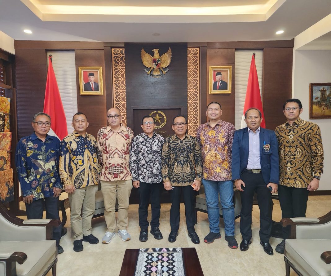 Menteri Sekretaris Negara (Mensesneg) Pratikno foto bersama dengan pengurus PWI Pusat di Jakarta, Rabu (28/8/2024). (Dok/PWI)