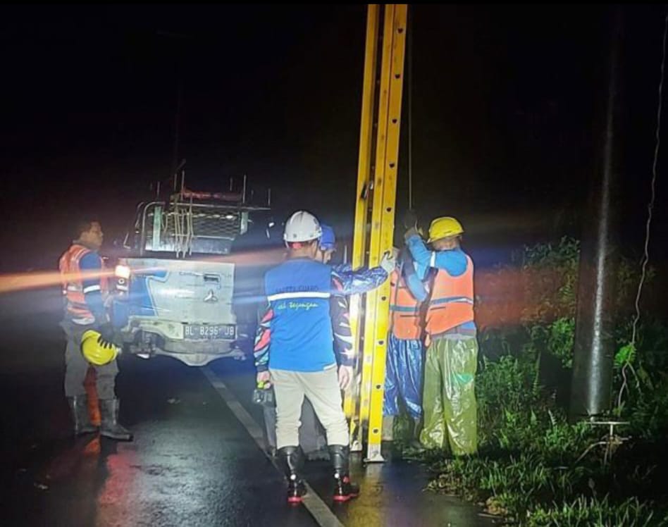 Petugas PLN sedang melakukan pemasangan material Jaringan Tegangan Menengah (JTM) akibat cuaca ekstrem yang terjadi di Kabupaten Mandailing Natal, Sumut, Selasa (27/8/2024).