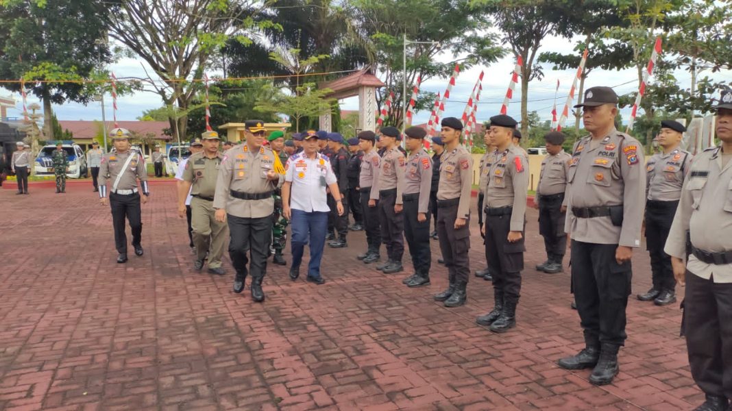 Kapolres Simalungun AKBP Choky Sentosa Meliala memeriksa pasukan pada apel gelar pasukan Operasi Hatra Toba 2024, Rabu (28/8/2024).