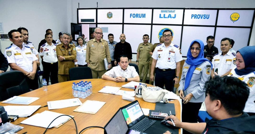 Pj Gubernur Sumut Agus Fatoni meninjau Command Centre PON XXI Aceh-Sumut 2024 di Kantor Dinas Perhubungan Sumut, Jalan Imam Bonjol Medan, Selasa (27/8/2024). (Dok/Dishub Sumut)