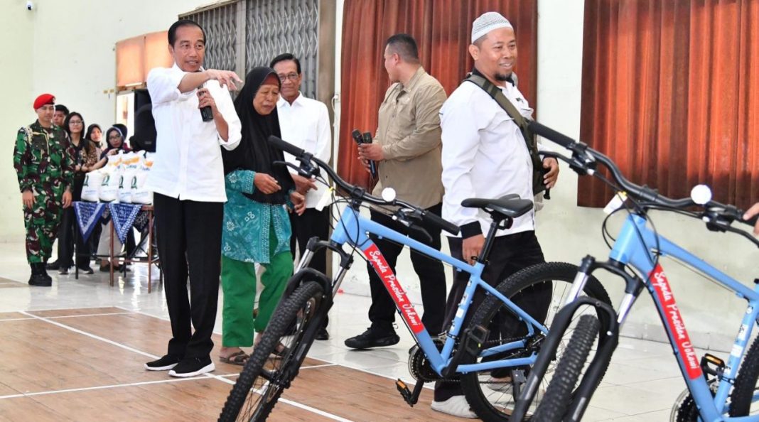 Presiden Jokowi kembali menunjukkan komitmennya untuk memastikan kesejahteraan masyarakat dengan menyerahkan bantuan cadangan pangan berupa beras premium kepada masyarakat di Kantor Lurah Condongcatur, Rabu (28/8/2024).