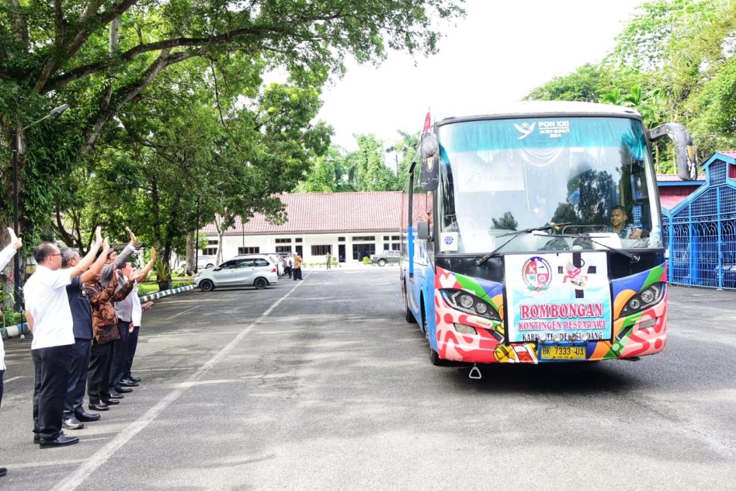 Pj Bupati Deliserdang Wiriya Alrahman melepas tim Pesparawi di Lubukpakam, Rabu (28/8/2024). (Dok/Kominfo Deliserdang)