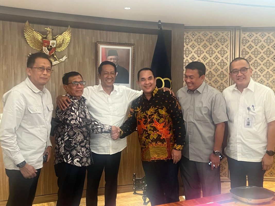 Menteri Hukum dan HAM Supratman Andi Agtas menjembatani upaya rekonsiliasi di tubuh Persatuan Wartawan Indonesia (PWI) yang diwakili oleh dua tokohnya, yaitu Hendry Ch Bangun dan Zulmansyah Sekedang. Pertemuan untuk upaya rekonsiliasi tersebut disaksikan tiga anggota Dewan Pers, yaitu M Agung Dharmajaya (wakil ketua), Totok Suryanto (anggota), dan Yadi Hendriana (anggota) serta Dirjen AHU Cahyo Rahadian Muzar dan Staf khusus Menteri Ahmad Ali Fahmi, Rabu (28/8/2024) malam.