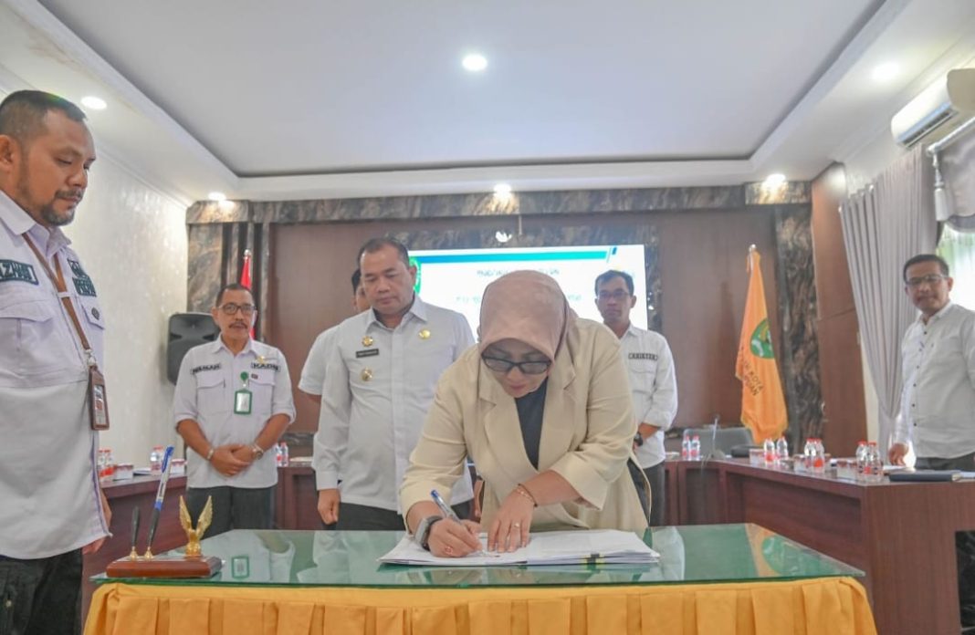 Manager PLN UP3 Padangsidimpuan Yessi Indra melakukan penandatanganan Nota Kesepahaman (MoU) tentang Pemungutan dan Penyetoran Pajak Barang dan Jasa Tertentu (PBJT) dengan Pj Wali Kota Padangsidimpuan, Rabu (28/8/2024). (Dok/PLN)