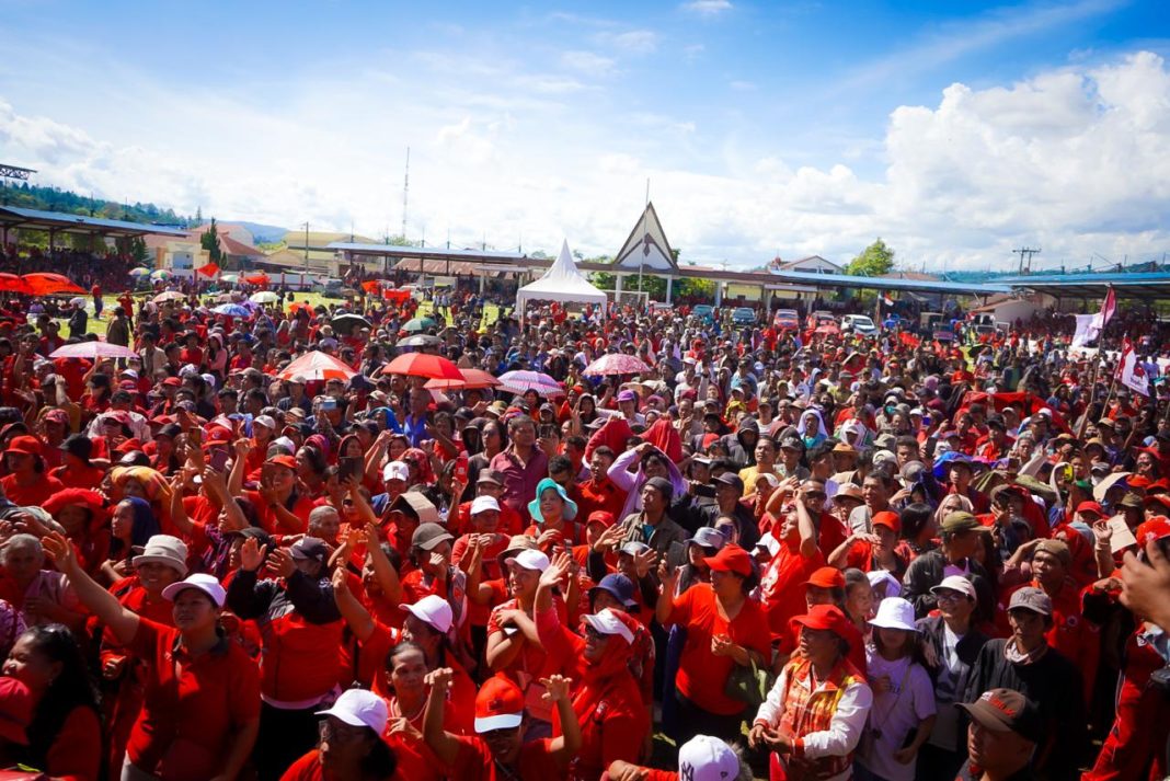 Tampak belasan ribu massa pendukung Paslon Satika-Sarlandy memadati lapangan stadion Tarutung.