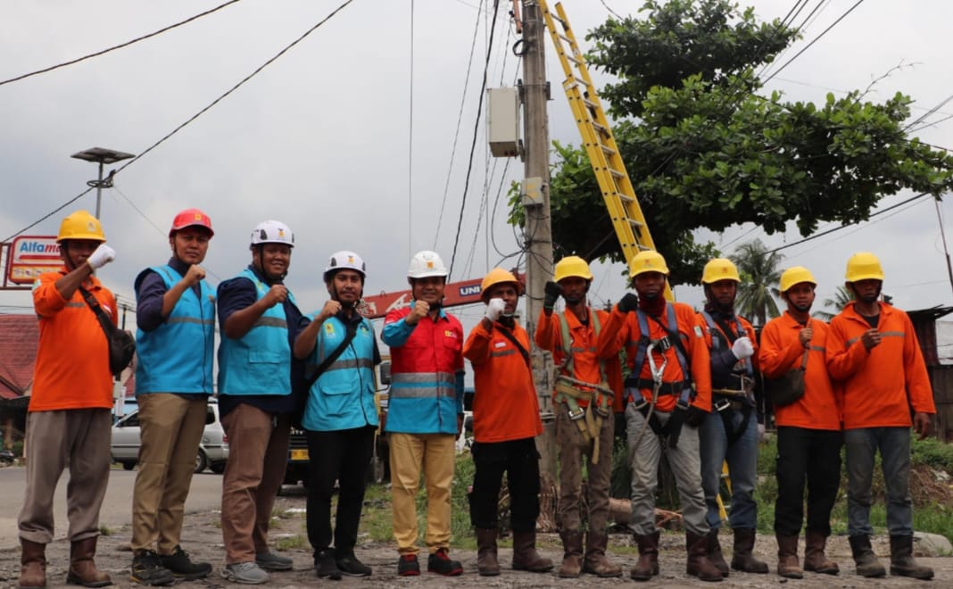 Manager PLN UP3 Binjai (lima dari kiri) foto bersama petugas sebelum melakukan pekerjaan penggantian komponen Jaringan Tegangan Menengah, Rabu (28/8/2024).