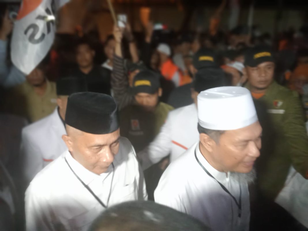 Paslon Wali Kota/Wakil Wali Kota Medan Hidayatullah dan Ahmad Yasyir Ridho menjadi pasangan terakhir yang mendaftar ke KPU Medan. Paslon tiba di kantor KPU