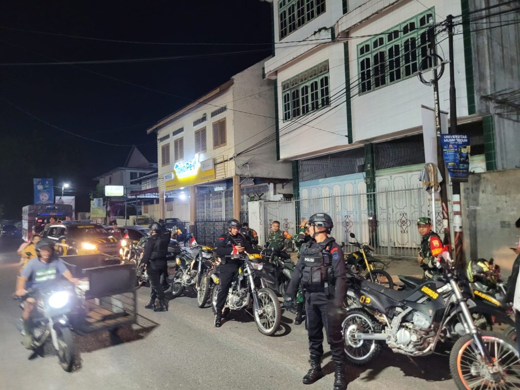 Personel gabungan TNI-Polri saat melaksanakan patroli skala besar di wilayah Kota Pematangsiantar, Rabu (28/8/2024) malam. (Dok/Polres Pematangsiantar)