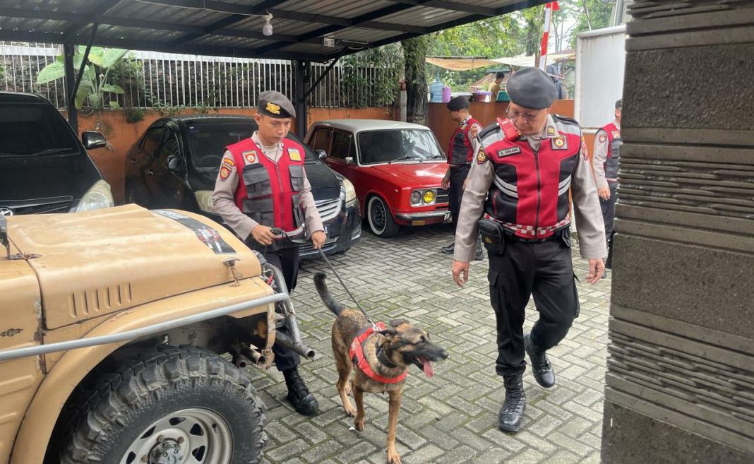 Dua Tim anjing pelacak (K9) diterjunkan untuk amankan gedung KPU dan Bawaslu pada tahapan Pilkada 2024. Kamis (29/8/2024). (Dok/Polda Sumut)