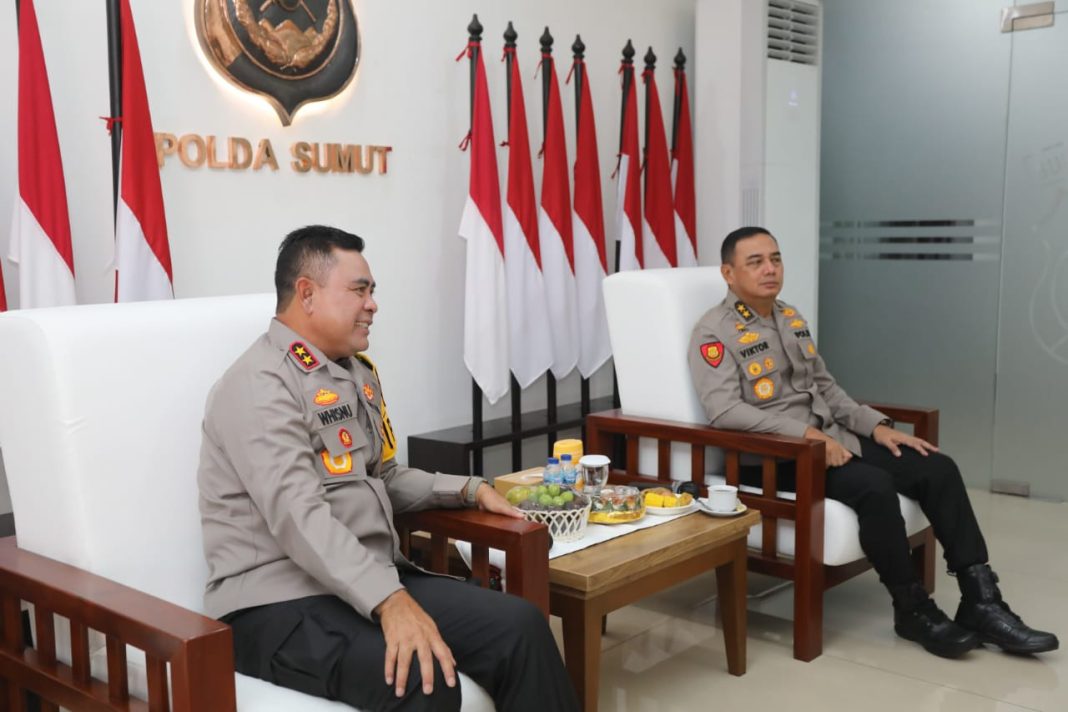 Kapolda Sumut Irjen Pol Whisnu Hermawan F SIK MH menerima kunjungan kerja dari Kepala Divkum Mabes Polri Irjen Pol Viktor Theodorus S SIK MSi di Lobby Adhy Pradana Mapolda Sumut, Kamis (29/8/2024). (Dok/Polda Sumut)