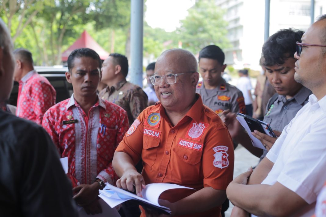 Ketua Tim Risk Assesment PON XXI Baharkam Mabes Polri Kombes Pol Imam saat melaksanakan pengecekan venue tinju di Aula Universitas HKBP Nommensen Jalan Sangnaualuh, Kamis (29/8/2024). (Dok/Polres Pematangsiantar)