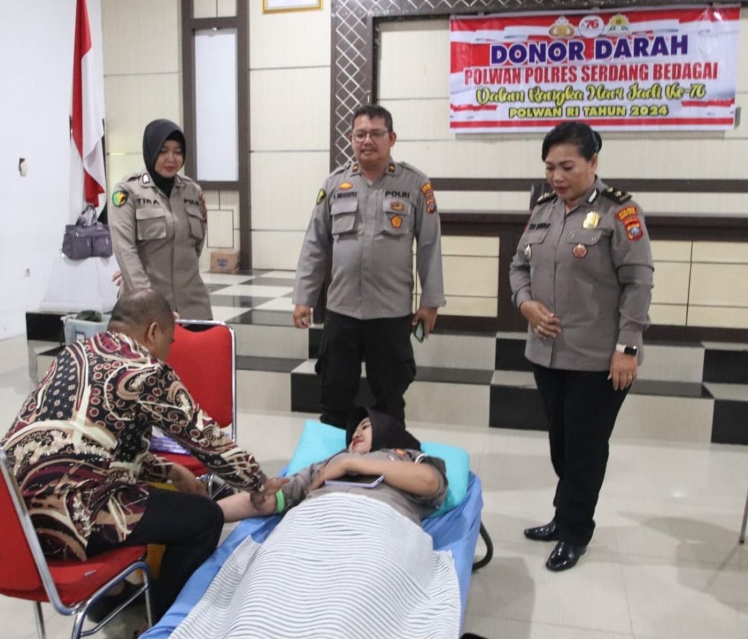 Polwan Polres Sergai melakukan donor darah dalam rangka menyemarakkan HUT ke-76 Polwan RI, Kamis (29/8/2024). (Dok/Humas Polres Sergai)