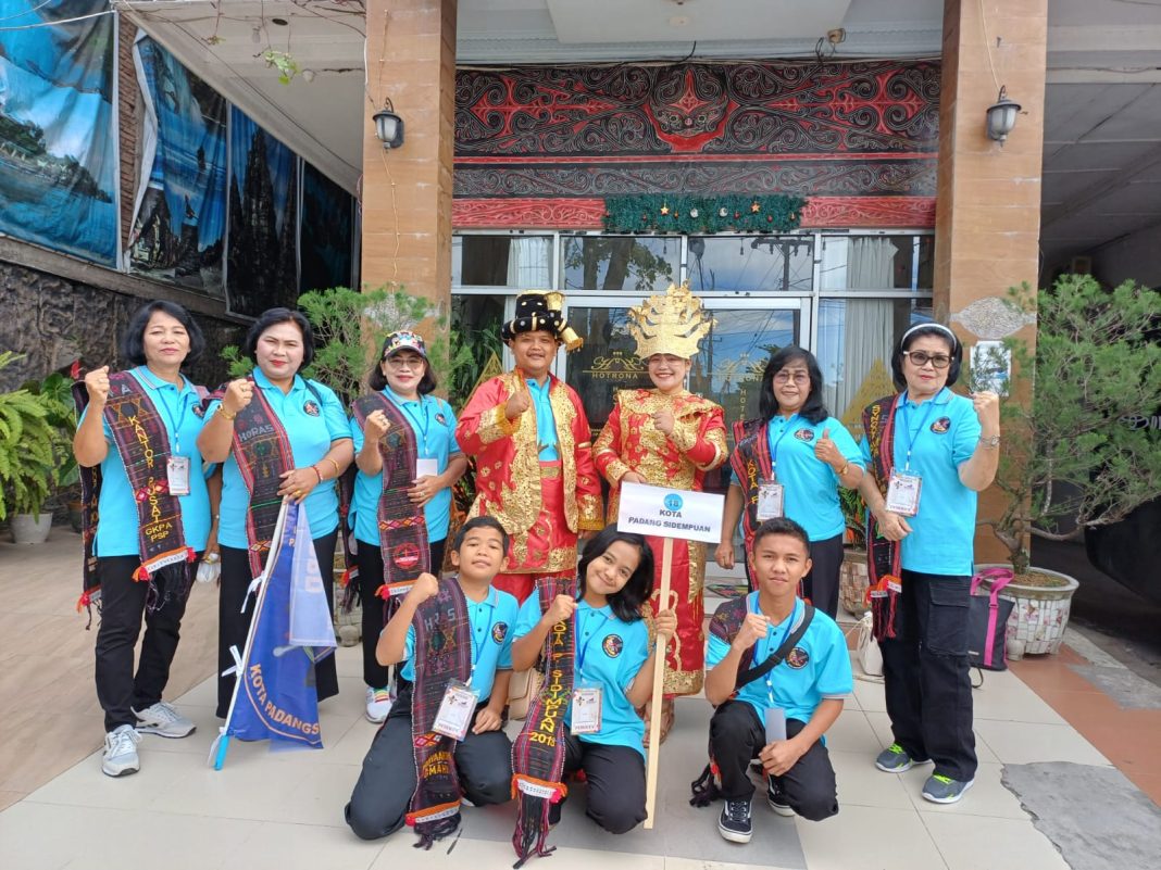 Kontingen Kota Padangsidimpuan peserta Pesparawi tingkat Sumut di Balige saat foto bersama dengan pakaian Adat Angkola sebelum acara pembukaan Pesparawi di Balige, Kamis (29/8/2024). (Dok/Tim Pesparawi Padangsidimpuan)