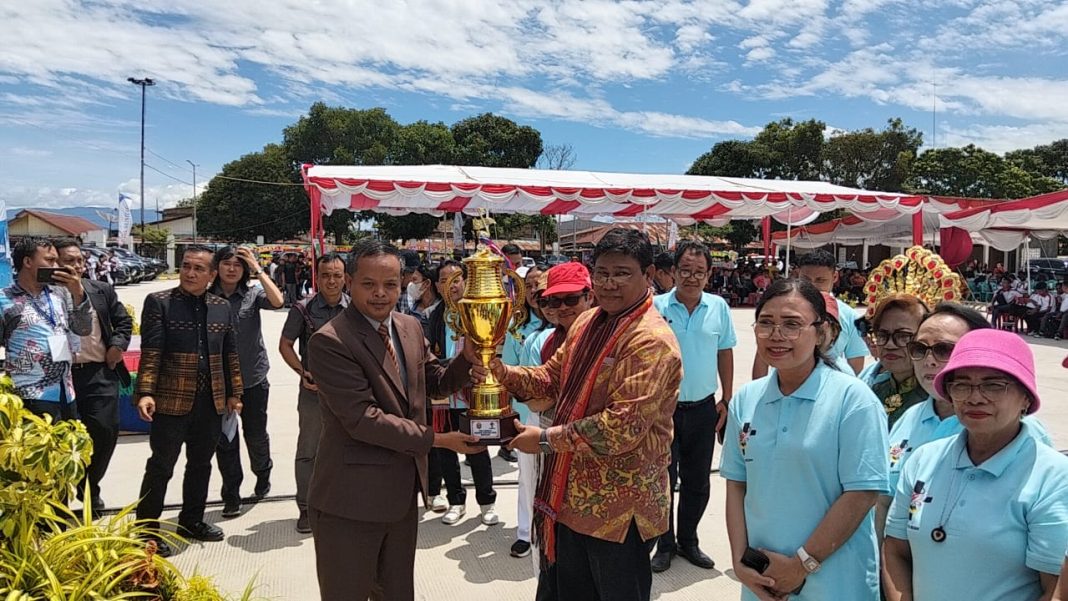 Ketua LPPD Medan Anton Panggabean menyerahkan piala bergilir kepada pengurus LPPD Provinsi Sumut, pada pembukaan Pesparawi ke-V yang berlangsung di Venue F1H2O Lapangan Sisingamangaraja XII Balige, Kabupaten Toba, Kamis (29/8/2024).