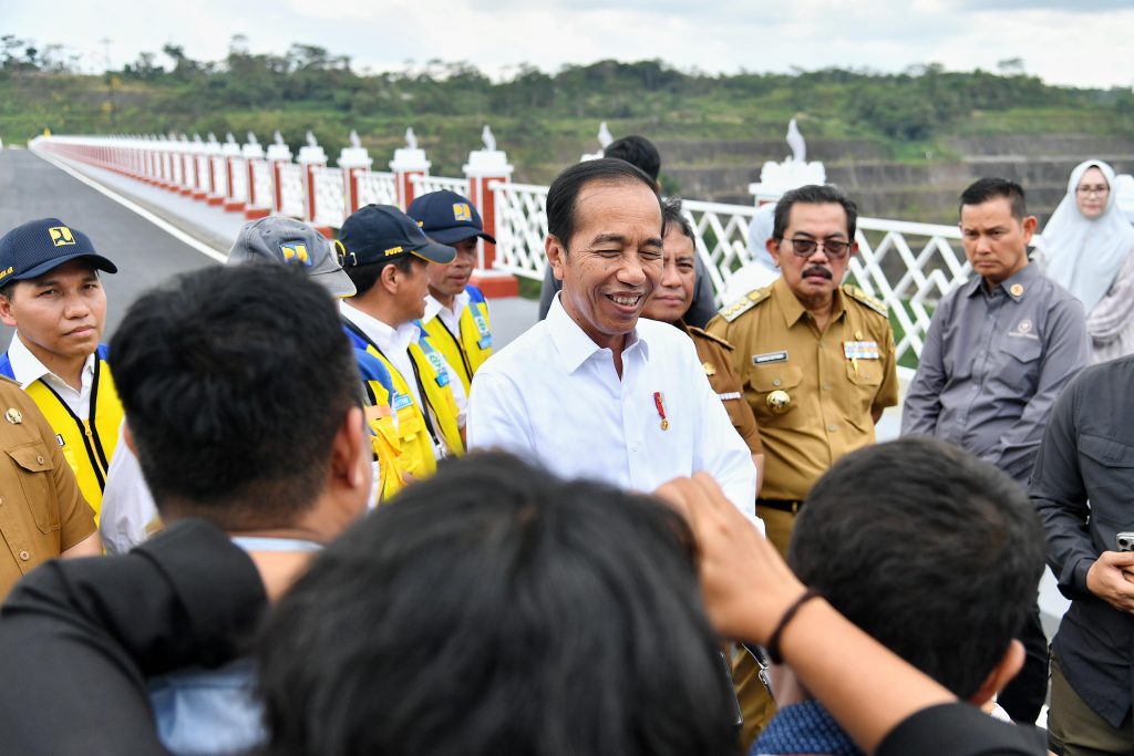 Presiden Jokowi dalam keterangannya kepada awak media usai meresmikan Bendungan Leuwikeris di Kabupaten Tasikmalaya, Provinsi Jawa Barat, Kamis (29/8/2024).