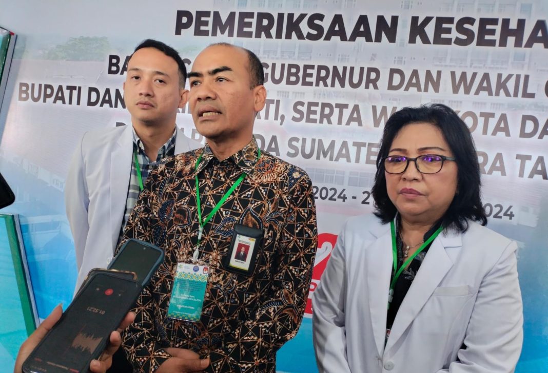 Direktur Utama RS H Adam Malik dr Zainal Safri SpPD-KKV SpJP (K) didampingi Ketua Tim Pelaksana Pemeriksaan Kesehatan dr Andriandi MKed (Surg) SpOT dan Wakil Ketua Tim Pelaksana Pemeriksaan Kesehatan drg Helena Surbakti MKes memberikan keterangan kepada wartawan, Jumat (30/8/2024).