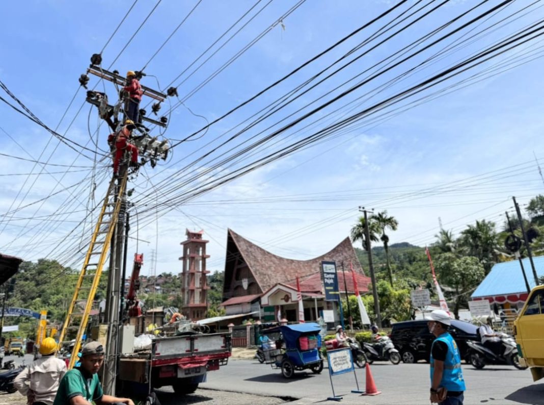 Manager PLN UP3 Sibolga Gebyar Pandito melakukan tinjauan langsung pelaksanaan pekerjaan pemeliharaan preventif yang dilakukan di Kota Sibolga dan Kabupaten Tapanuli Tengah, Kamis (29/8/2024). (Dok/PLN)