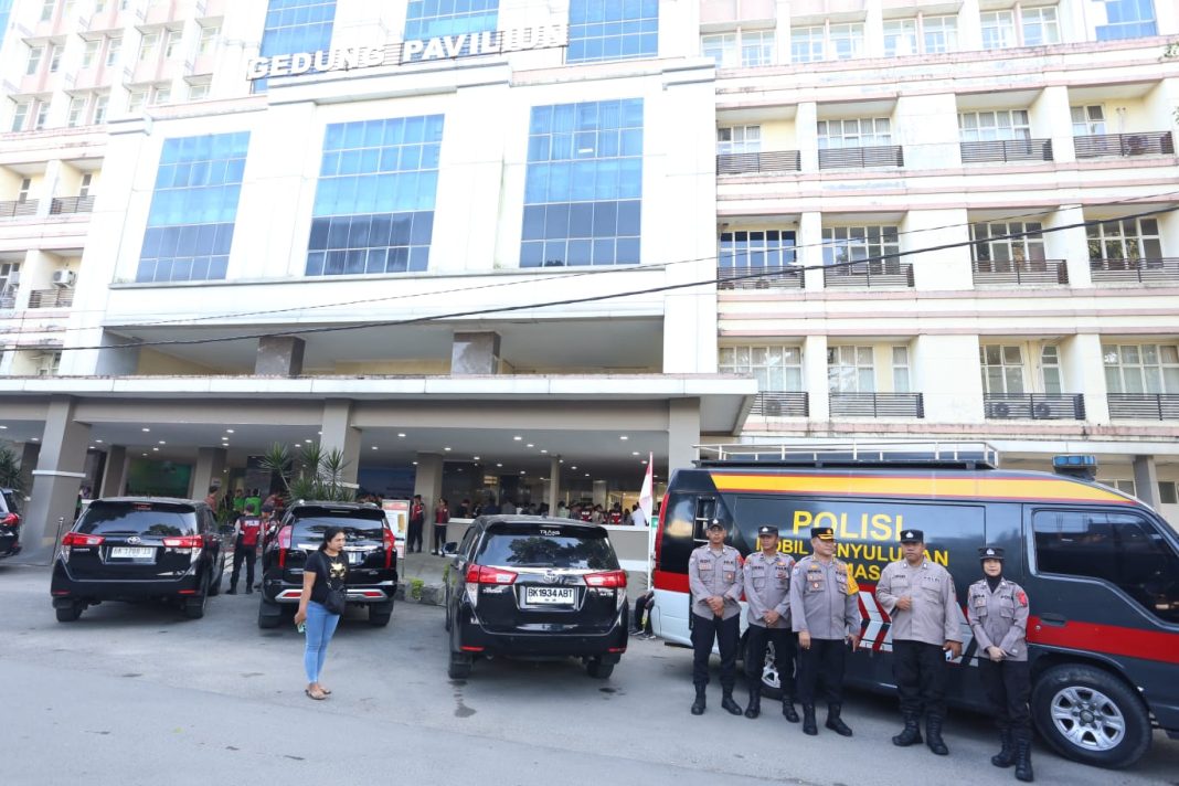 Personel Polda dikerahkan untuk menjaga keamanan pemeriksaan kesehatan pasangan calon kepala daerah di RS Adam Malik, Jalan Bunga Lau, Kemenangan Tani, Kecamatan Medan Tuntungan, Jumat (30/8/2024). (Dok/Polda Sumut)