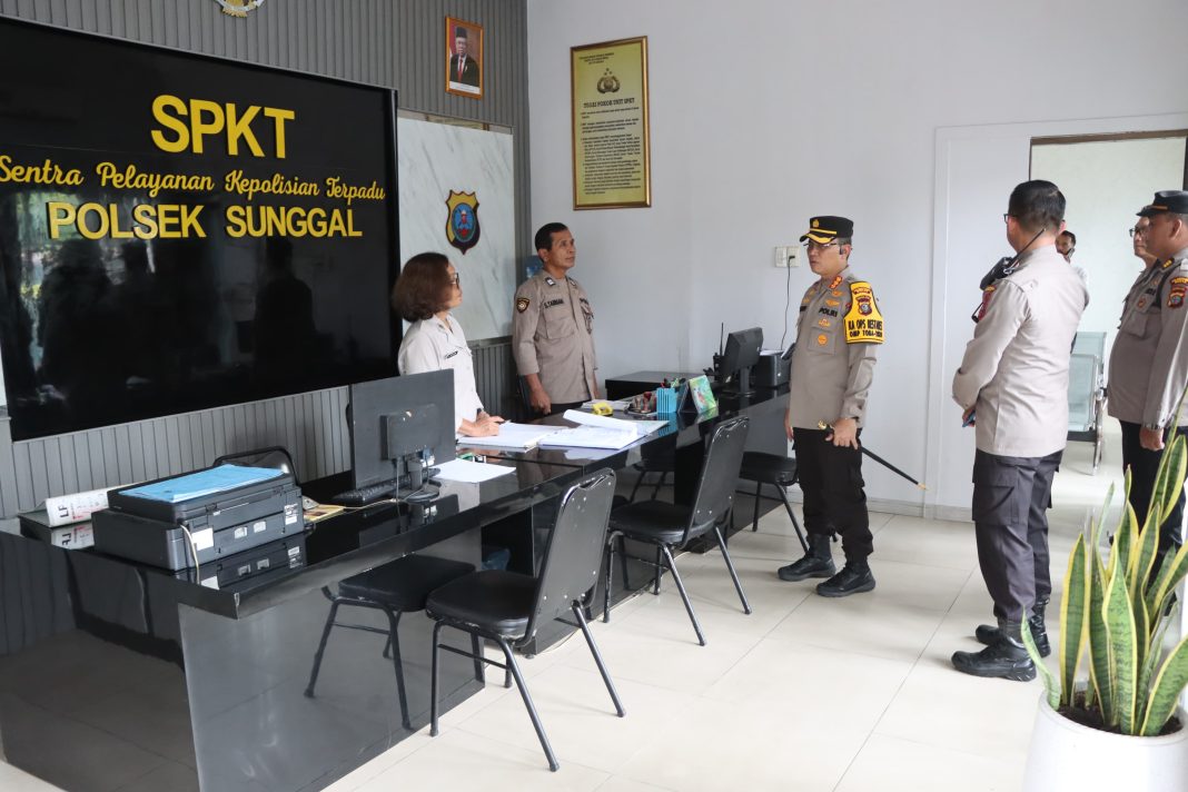 Kapolrestabes Medan Kombes Pol Dr Teddy John Sahala Marbun SH MHum melakukan sidak ke Polsek Medan Sunggal, Jumat (30/8/2024). (Dok/Humas Polrestabes Medan)