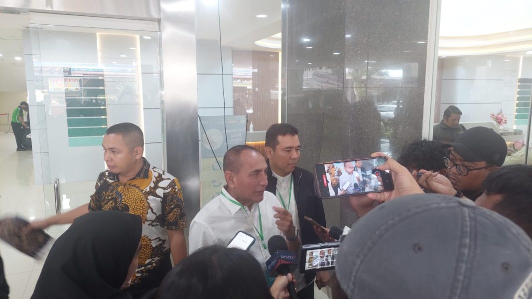 Bakal paslon Gubernur dan Wakil Gubernur Sumut Edy Rahmayadi didampingi Hasan Basri Sagala diwawancarai wartawan saat menjalani pemeriksaan kesehatan di RS Adam Malik, Jumat (30/8/2024).