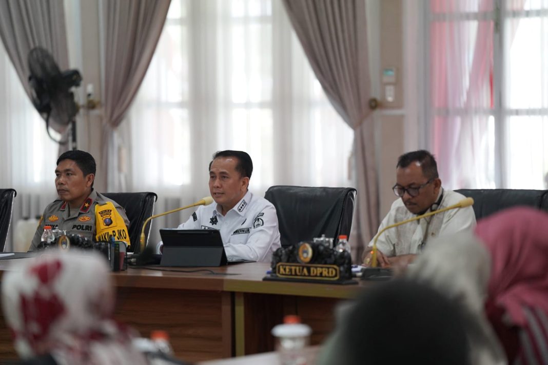 Pj Gubernur Sumut Agus Fatoni didampingi Ketua Bidang Humas Publikasi dan IT PB PON XXI wilayah Sumut Ilyas Sitorus memberikan memotivasi tenaga pendukung bidang Humas Publikasi dan IT PB PON XXI wilayah Sumut di Aula Tengku Rizal Nurdin, Rumah Dinas Gubernur, Medan, Sumut, Jumat (30/8/2024). (Dok/Kominfo Sumut)