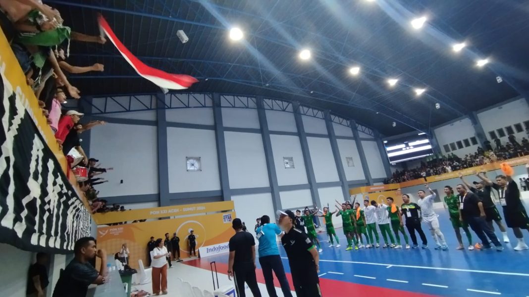 Tim Futsal Sumut menghampiri suporternya yang berada di tribune penonton, usai usai ditahan imbang 3-3 NTT paga laga PON XXI Aceh-Sumut 2024, di GOR Futsal Dispora Sumut, Jumat (30/8/2024).