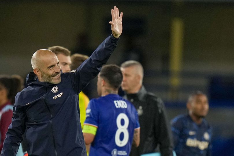 Enzo Maresca menyapa fans usai laga Chelsea vs Servette di Stamford Bridge, Jumat (23/8/2024).