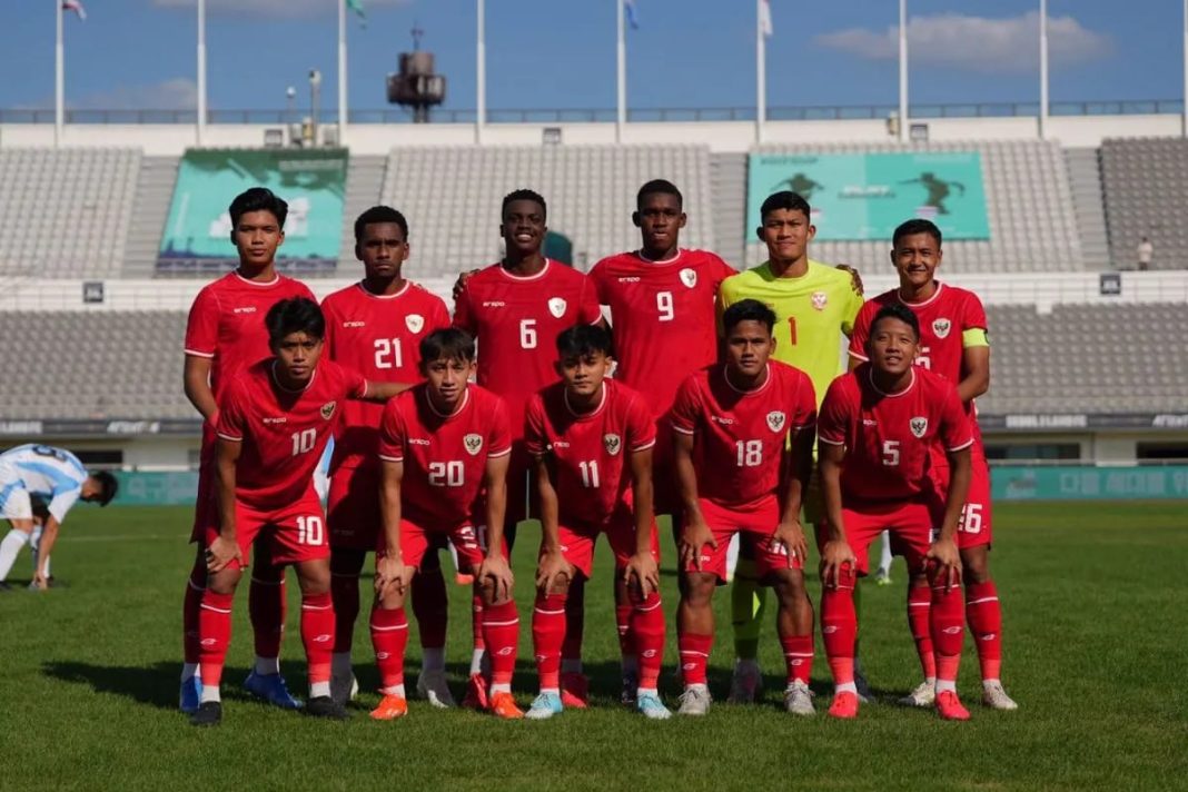 Para pemain Timnas Indonesia U-20 berpose pada laga melawan Argentina U-20 di turnamen mini Seoul Earth On Us Cup 2024 di Stadion Mokdong, Korea Selatan, Rabu (28/8/2024). Indonesia U-20 menang dengan skor 2-1 atas Argentina U-20.