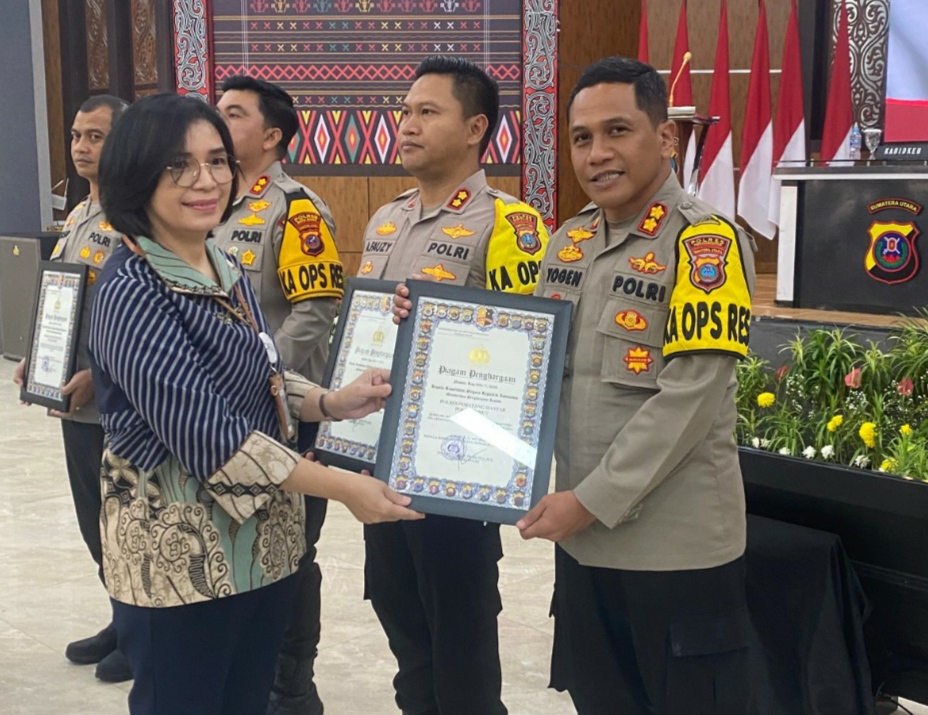 Kapolres Pematangsiantar AKBP Yogen Heroes Baruno menerima penghargaan peraih nilai IKPA 100 kategori sempurna tahun 2024 di Aula Tribrata Polda Sumut, Jumat (30/8/2024). (Dok/Polres Pematangsiantar)