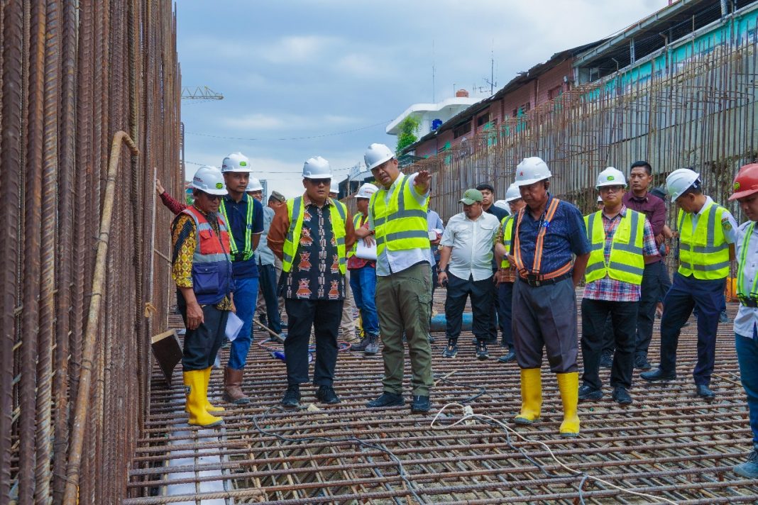 Wali Kota Medan Bobby Nasution meninjau proyek-proyek multiyears Pemko yang menggunakan APBD Kota Medan di Lapangan Merdeka Medan, Jumat (30/8/2024). (Dok/Kominfo Medan)