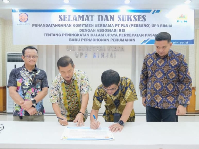 Manager PLN UP3 Binjai Darwin Simanjuntak (dua dari kanan) bersama Sekretaris DPD REI Sumut Ir Reza Sirait (dua dari kiri) melakukan penandatanganan MoU antara PLN UP3 Binjai dengan REI Sumut, Jumat (30/8/2024).