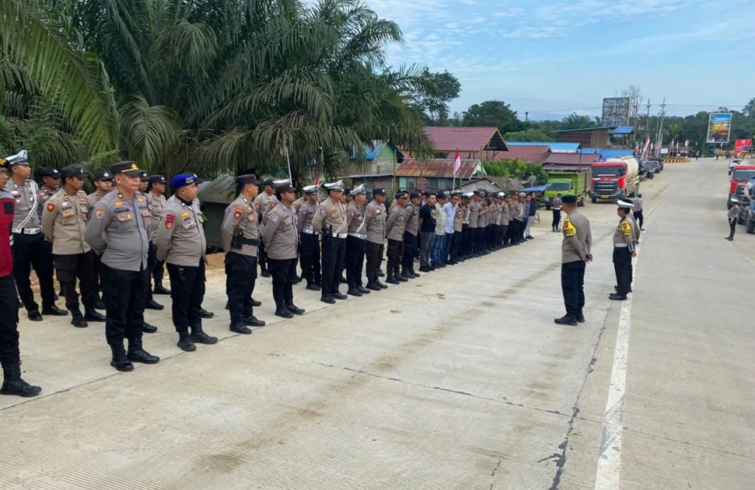 Polres PPU, Polda Kaltim mengerahkan 210 personel untuk memastikan kelancaran dan keamanan kirab pengembalian Bendera Merah Putih serta Teks Proklamasi di IKN.