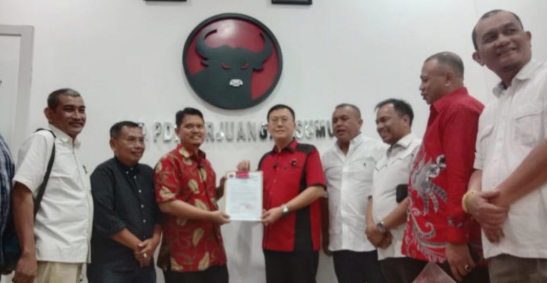 Ketua DPC PDIP Hasyim didampingi Ketua Bappilu DPD PDIP Sumut Mangapul Purba dan lainnya menyerahkan surat tugas kepada Ridha Dharmajaya sebagai balon Wali Kota Medan untuk Pilkada Medan 2024 di Kantor DPD PDIP Sumut, Sabtu (3/8/2024).