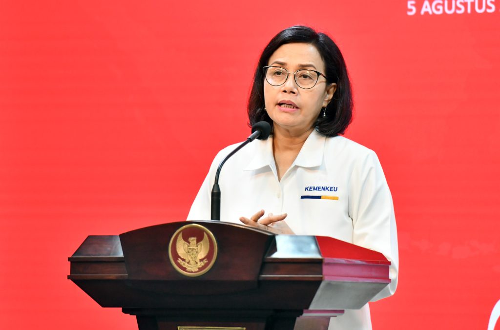 Menkeu RI Sri Mulyani memberikan keterangan pers usai menghadiri rapat terbatas yang dipimpin Presiden Jokowi tentang Rencana Kerja Pemerintah, Nota Keuangan, dan RAPBN Tahun 2025, di Kantor Presiden, Istana Kepresidenan Jakarta, Senin (5/8/2024).