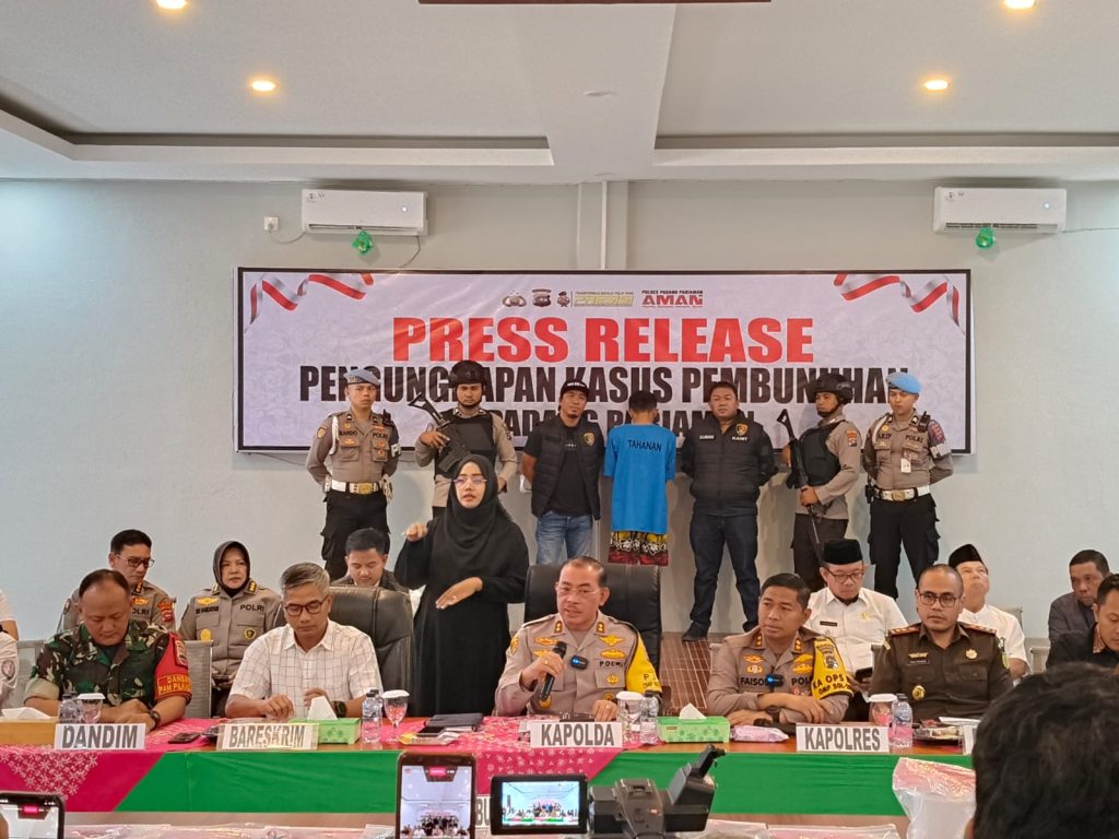 Kapolda Sumbar konferensi pers mengenai penangkapan tersangka pembunuhan dan pemerkosaan di Padang Pariaman, Jumat (20/9/2024). (Dok/Humas Polri)