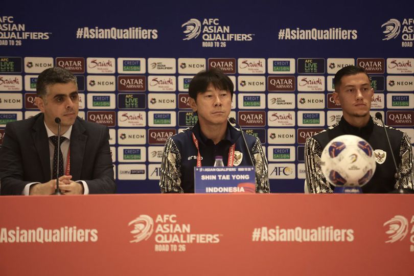 Pelatih Timnas Indonesia, Shin Tae-yong (tengah), dalam konferensi pers jelang lawan Arab Saudi, Rabu (4/9/2024).