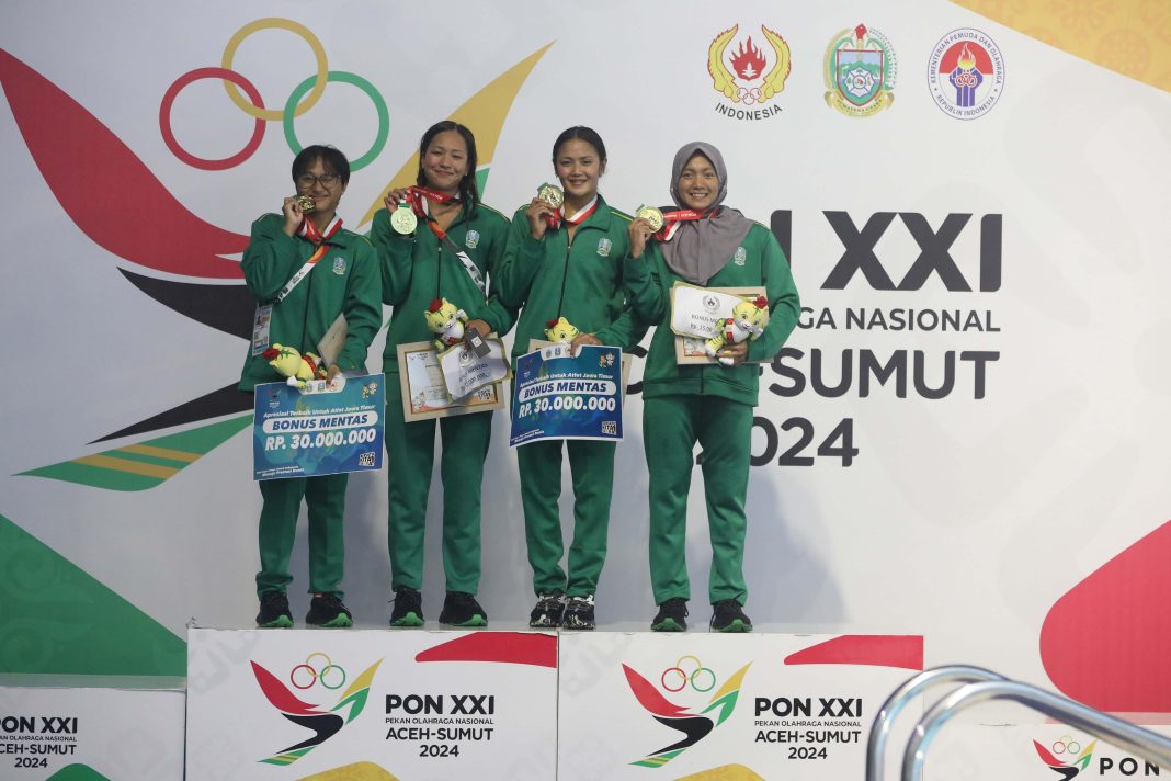 Tim estafet putri Jatim, Izzy Dwifaiva, Patricia Yosita, Ressa Kania, dan Adinda Larasati Dewi, menunjukkan medali emas setelah memenangkan lomba 4 x 200 meter gaya bebas estafet putri di Kolam Renang Selayang, Medan, Sabtu, (14/9/2024)