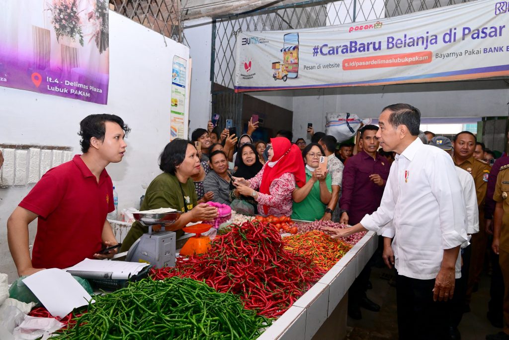 Presiden Jokowi mengunjungi Delimas Pasar Raya Lubukpakam, Kabupaten Deliserdang, Selasa (10/9/2024). (Dok/BPMI Setpres)