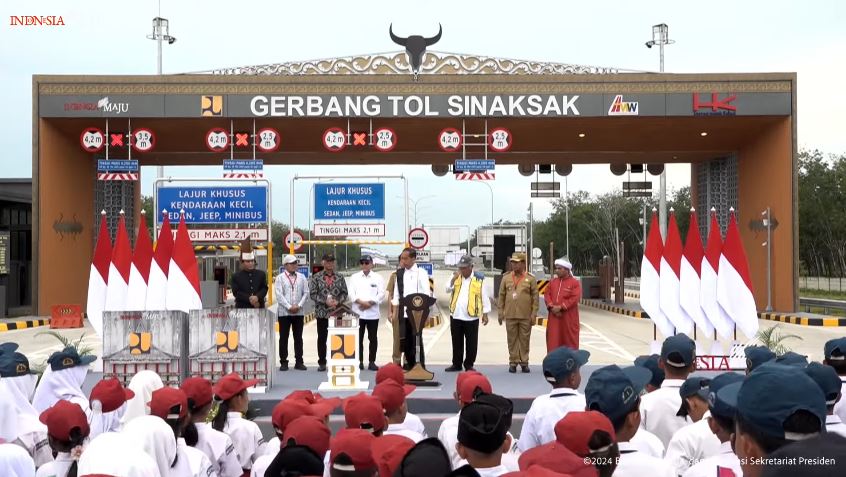 Presiden Jokowi menyampaikan sambutan pada peresmian Jalan Tol Ruas Binjai-Langsa Seksi II (Stabat-Tanjung Pura) dan Jalan Tol Ruas Kuala Tanjung-Tebingtinggi-Parapat Seksi III dan IV (Tebingtinggi-Serbelawan-Sinaksak) di Gerbang Tol Sinaksak, Kabupaten Simalungun, Provinsi Sumut, Selasa (10/9/2024). (Dok/Tangkapan layar YouTube BPMI Setpres)