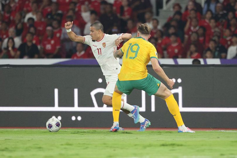 Ragnar Oratmangoen mencoba melewati adangan Harry Souttar di laga Timnas Indonesia vs Australia, Selasa (10/9/2024) malam.