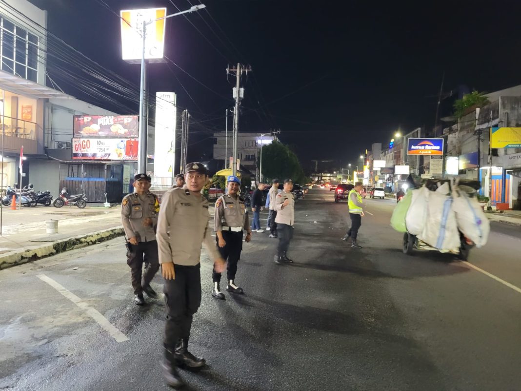 Personel Polres Pematangsiantar saat melaksanakan patroli KRYD di jalanan wilayah Kota Pematangsiantar, Jumat (30/8/2024) malam. (Dok/Polres Pematangsiantar)